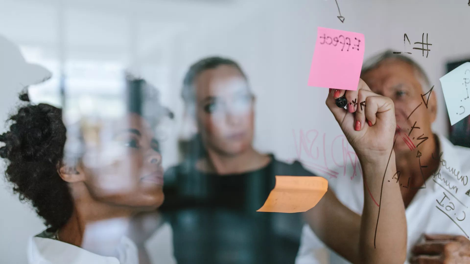 Иллюстрация журнала Frontiers in Research Metrics and Analytics — исследование ИИ в качественных методах